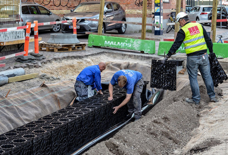 Installation of the ACO Stormbrixx block drainage system, in which rainwater can be temporarily stored.