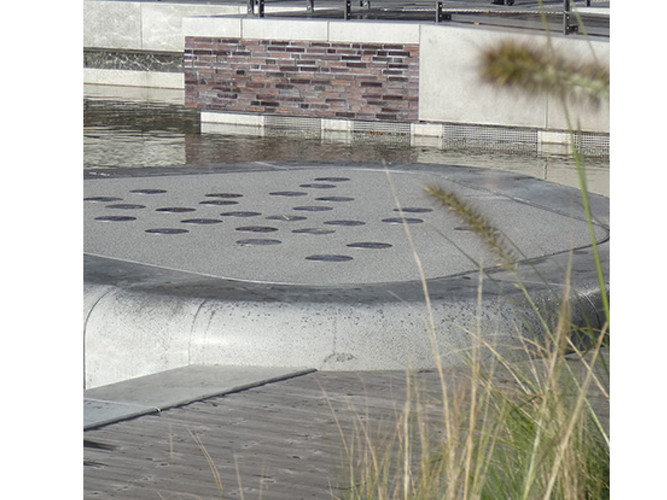 South basin - slotted channels around the fountain installation with water feature by Inotec, a company of the ACO Group