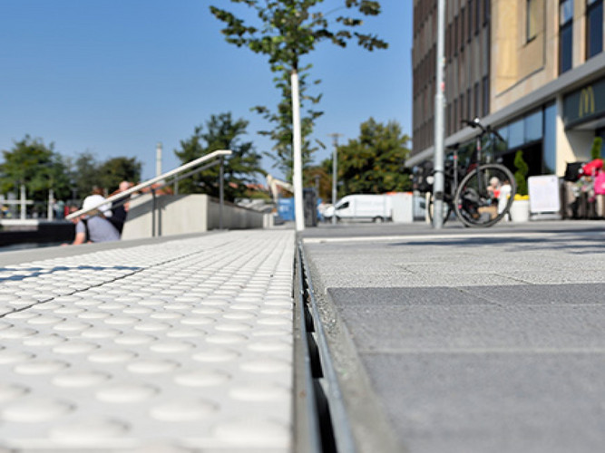 ACO DRAIN® Multiline Seal in with slotted edge integrates inconspicuously into the open space