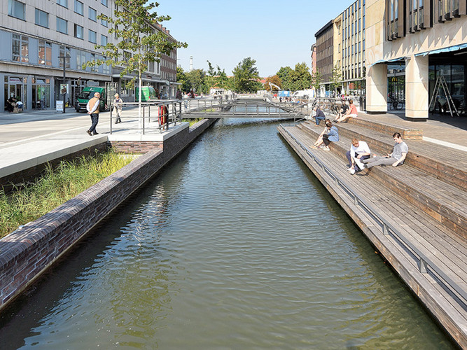 The north pool with ist wooden decks serves a walking and sitting area. ACO DRAIN© Multiline Sealin drainage channels run underneath these decks to collect the surface water.