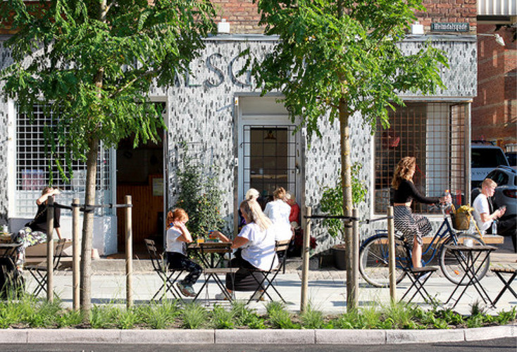 The underground rainwater retention system is not visible to visitors of the local café.