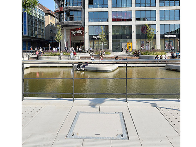 South basin - Special paving covers for the technical shafts of the fountain system by ACO Passavant Detego, a company of the ACO Group