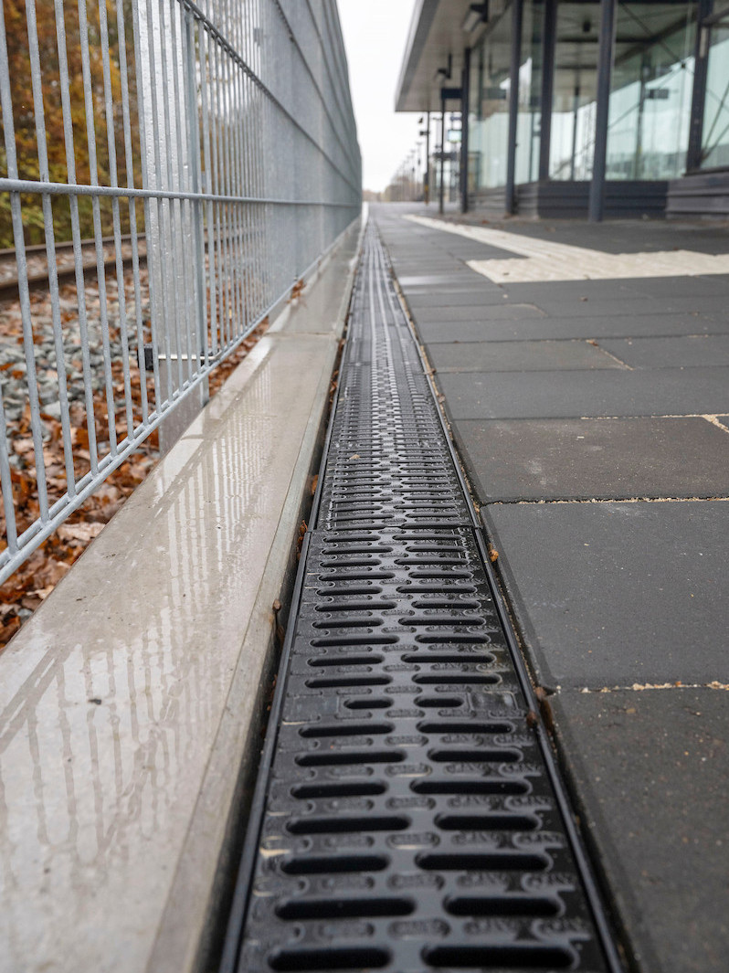 the train station with the view of the drainage (ACO Multiline NX)