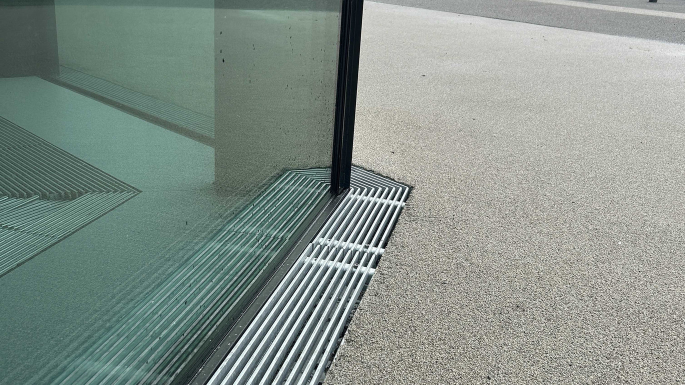 Foto-referenz-neuer-kanzlerplatz-fassadenrinnen-schwellenlos-aco Optimized