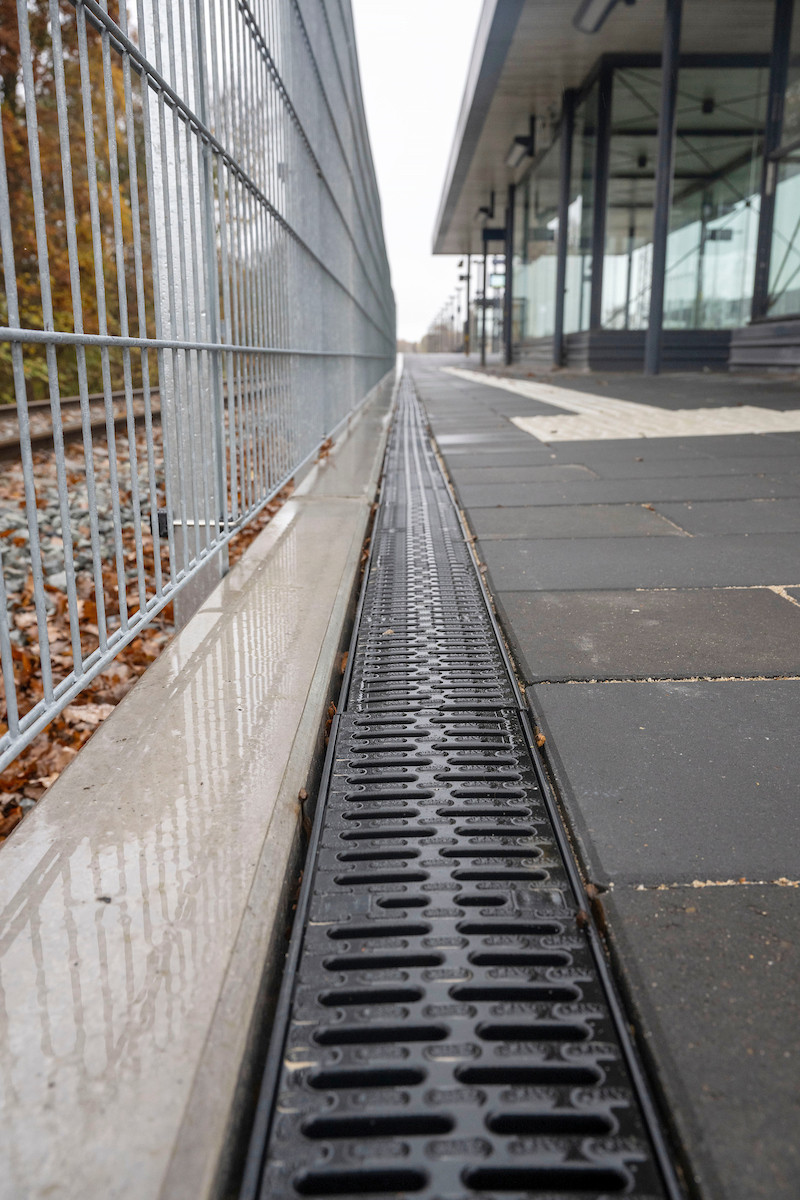 the train station with the view of the drainage (ACO Multiline NX)